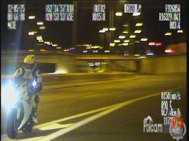 Motocyklem pod prąd na S8! Policja powstrzymała nielegalne wyścigi [wideo]