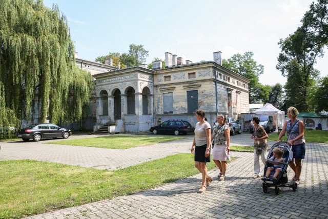 Podczas sesji rady miasta radni poprosili prezydenta Jacka Majchrowskiego o przedstawienie sytuacji zrujnowanego dworu w Wadowie. Urzędnicy z Zarządu Zieleni Miejskiej przyznali, że trwa trzeci już dialog techniczny. Do końca maja zainteresowane firmy mają czas na zgłoszenie koncepcji dla dworu. Urzędnicy widzą tu pole dla partnerstwa publiczno-prywatnego (PPP). Problem w tym, że do dwóch poprzednich dialogów nikt się nie zgłosił. Problemem są też pieniądze, bo na rewitalizację dworu potrzeba ok. 10 mln zł. Budynek skrywa bogatą historię.