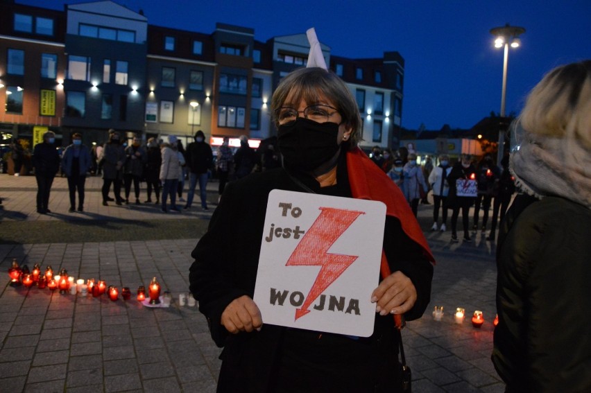 Lębork. Duża, głośna i pełna oburzenia demonstracja przeciw PiS i w obronie kobiet
