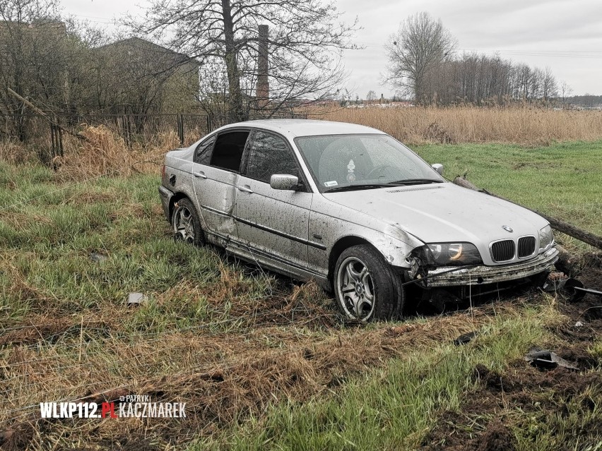 Srebrne BMW wypadło z drogi