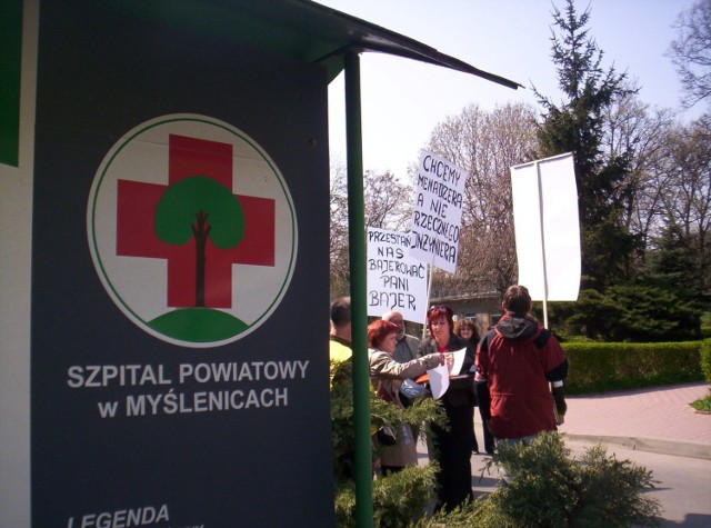 Chętni chcący dołączyć się do marszu, gromadzili się przed myślenickim szpitalem. fot.Michał Hodurek
