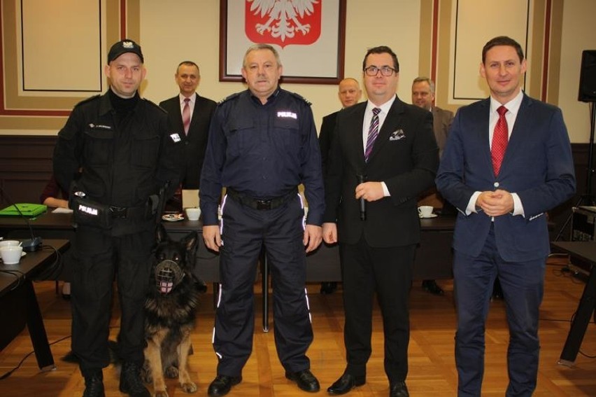 Policyjny przewodnik psa został wyróżniony przez radę miejską