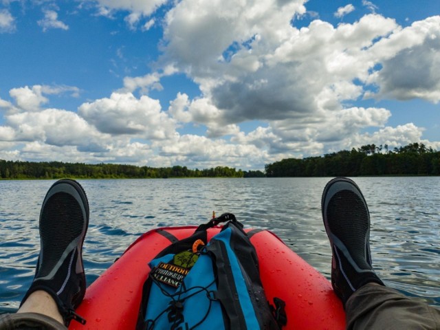 Sprzęt ma na tyle dużą wyporność, że bez problemu można nim przewieźć nie tylko sprzęt biwakowy, ale na przykład rower. W efekcie można na zmianę wędrować albo jechać, spływać - pisze Robert Bogusz, sędzia Sądu Okręgowego w Gorzowie, który pięknie fotografuje okolicę – czasami z pontonu. Na zdjęciach: wyprawa packraftem z jeziora Lipie przez kanał do jeziora Słowa, a potem kolejnym kanałem do jeziora Osiek, do tzw. Spalonego Mostu