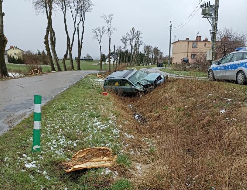 Na drogach powiatu sztumskiego. Kierowca wpadł do rowu w gminie Stary Targ, pijani rowerzyści i przekroczona prędkość