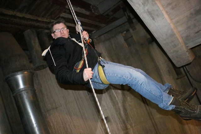 Regionalista Andrzej Chmielewski skorzystał z okazji i zjechał po linie 25 metrów w szybie windy.