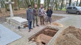 Po stu latach otwarto grób gen. Józefa Wybickiego w Brodnicy. Archeolodzy zarejestrowali co znajduje się we wnętrzu grobowca