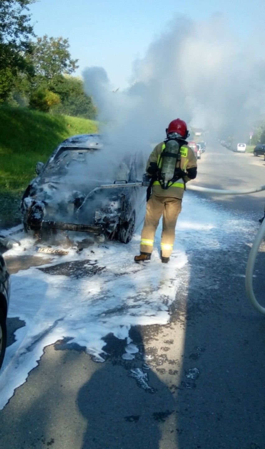 W Kielcach samochód stanął w ogniu. Pożar wybuchł w komorze silnika. Zobacz zdjęcia