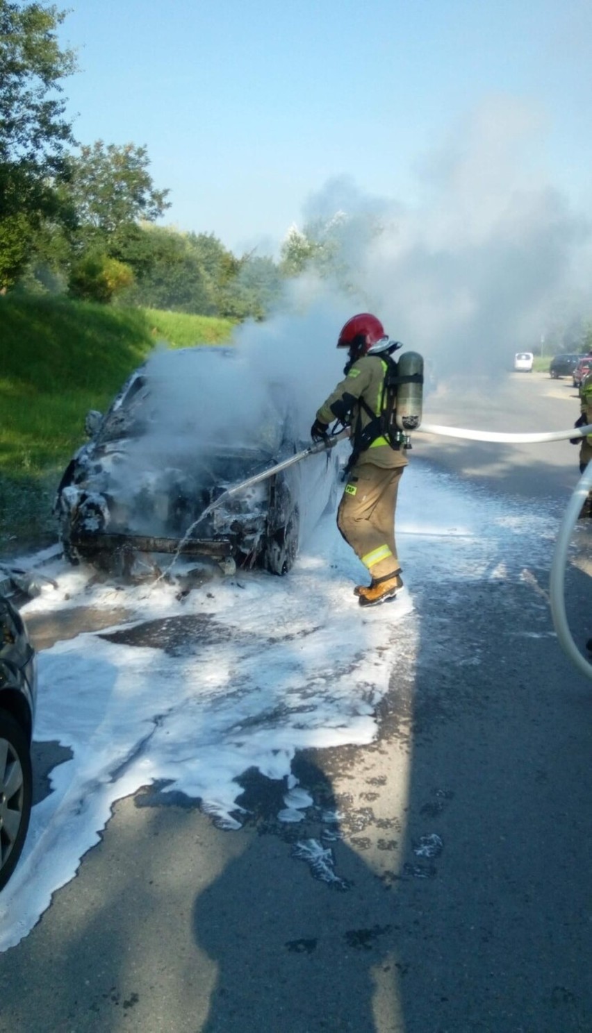 W Kielcach samochód stanął w ogniu. Pożar wybuchł w komorze silnika. Zobacz zdjęcia