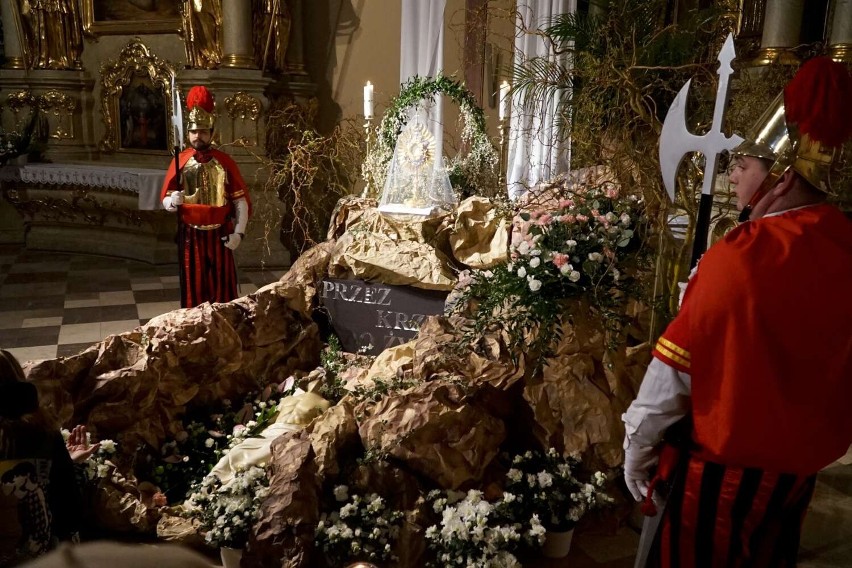 Straż Rzymska od ponad 150 lat strzeże Grobu Pańskiego w...