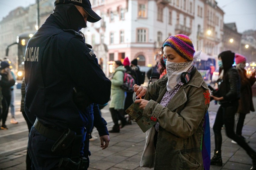 Krakowscy policjanci w sprawie protestów Strajku Kobiet: "Jest pandemia, pobłażanie się skończyło"