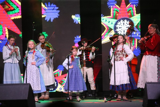 Finałowa gala Międzynarodowego Festiwalu Kolęd i Pastorałek w Będzinie za nami.

Zobacz kolejne zdjęcia. Przesuwaj zdjęcia w prawo - naciśnij strzałkę lub przycisk NASTĘPNE