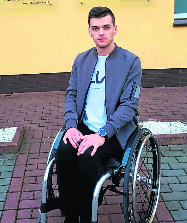 Krzysztof Broszkiewicz ma nadzieję, że nowatorska operacja będzie przełomem i pomoże mu znowu stanąć samodzielnie na nogach
