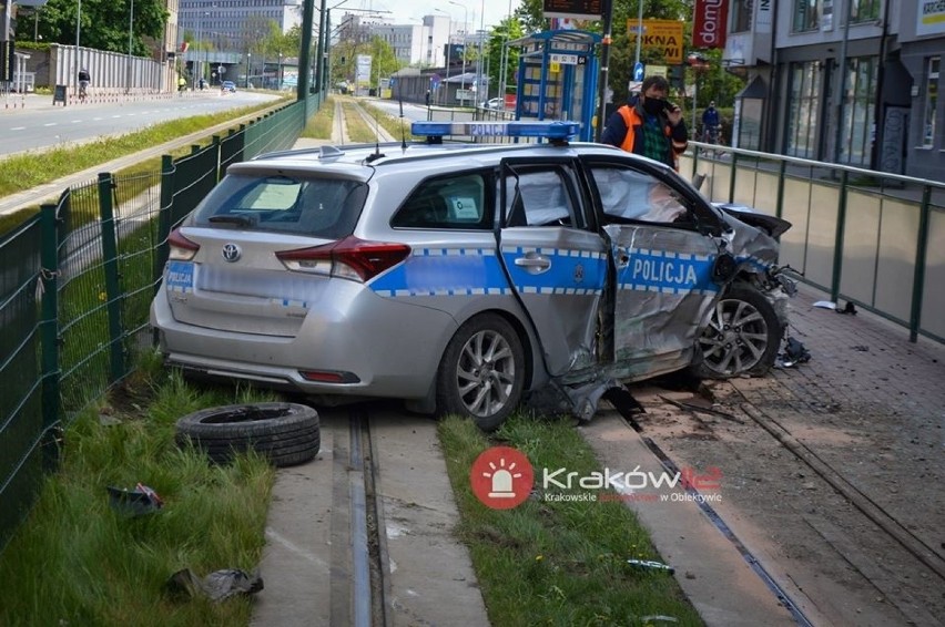 Wypadek w Krakowie na skrzyżowaniu ul. Mogilskiej i Cystersów. Policyjny radiowóz zderzył się z osobówką [ZDJĘCIA]