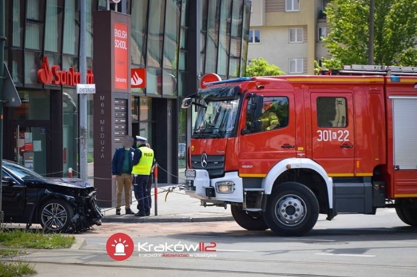 Wypadek w Krakowie na skrzyżowaniu ul. Mogilskiej i Cystersów. Policyjny radiowóz zderzył się z osobówką [ZDJĘCIA]