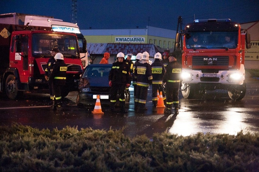 W Pniewach na ulicy Poznańskiej zderzyła się osobówka z autem ciężarowym FOTO