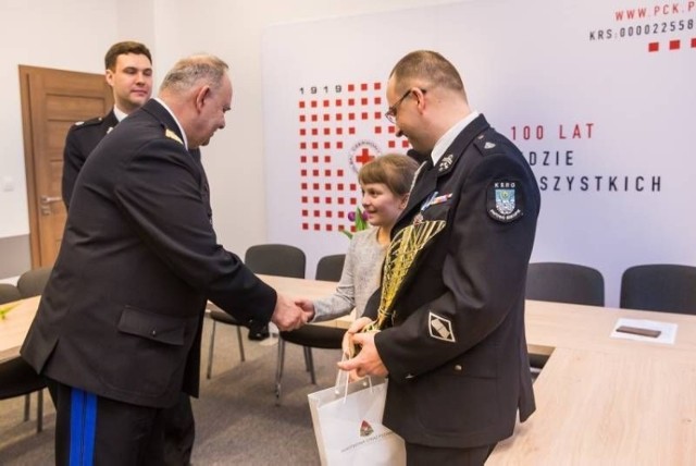 Na centralne podsumowanie XIII edycji programu „Ognisty Ratownik - Gorąca Krew” do Warszawy wybrał się organizator akcji w gminie Papowo Biskupie Bartosz Wajda. Strażak - ochotnik, który organizuje akcję poboru krwi w gminie, do siedziby Zarządu Głównego Polskiego Czerwonego Krzyża wybrał się wraz z dziesięcioletnią córką, Hanną. 

- W trakcie uroczystości podsumowującej centralnie akcję nagrodzono druhów ocenianych w trzech kategoriach: najaktywniejsza jednostka PSP, najaktywniejsza jednostka OSP oraz najaktywniejszy strażak indywidualny - informuje Bartosz Wajda, sekretarz OSP Papowo Biskupie. - Zwycięzców wyłoniono w etapie okręgowym na poziomie wojewódzkim.

Wśród uhonorowanych strażaków znalazł się papowski druh Bartosz Wajda, który na co dzień działa w OSP Papowo Biskupie. Zajął drugie miejsce w skali kraju w kategorii najaktywniejszy strażak indywidualny. Warto nadmienić, że pierwszych dwóch kategoriach zwycięzcami zostali druhowie także pochodzący z województwa kujawsko-pomorskiego. Komenda Powiatowa PSP w Nakle została najaktywniejsza jednostką PSP, natomiast Klub HDK PCK przy Zarządzie Oddziału Miejskiego OSP w Bydgoszczy, której druhowie działają w zakładowej jednostce OSP Alcatel-Lucent Polska, została najaktywniejsza jednostką OSP.

- Celem ogólnopolskiego programu jest poprawa zaopatrzenia służby zdrowia w krew, aktywizacja lokalnych środowisk strażackich w honorowym krwiodawstwie, wypracowanie stabilnego modelu uczestnictwa strażaków w ratowaniu życia ludzkiego poprzez oddawanie krwi, popularyzowanie honorowego krwiodawstwa oraz zachęcanie społeczności do czynnego uczestnictwa  - wymienia Bartosz Wajda. - Jednostka OSP w Papowie Biskupim w tym roku już po raz czwarty bierze udział w programie „Ognisty Ratownik - Gorąca Krew”. W poprzednich edycjach na wojewódzkim etapie okręgowym w kategorii najaktywniejsza jednostka OSP w latach 2016-2017 zdobyła drugie, a w 2018 roku - trzecie miejsce. 

W Papowie Biskupim do tej pory udało się zorganizować sześć akcji krwiodawstwa, podczas których zebrano 70,21 l krwi. Wzięły w nich udział 194 osoby, a 157 mogło się krwią podzielić -w tym 57 osób po raz pierwszy. W kategorii najaktywniejszy strażak indywidualny Wajda zdobył drugie miejsce w roku 2016, w 2017-2018 - pierwsze.

- Wyróżnienie cieszy niezmiernie, ale i zobowiązuje - podkreśla druh Wajda. - Z pewnością jest motywacją do dalszych działań na tym polu w lokalnym środowisku. Tego sukcesu nie byłoby gdyby nie krwiodawcy, którzy chętnie uczestniczą w akcjach dzieląc się krwią. Co trzeci jest strażakiem. Doskonała frekwencja pokazuje, że warto te akcje organizować. Kolejna? W niedzielę, między godz. 9 a 13,  w Szkole Podstawowej w Papowie Biskupim. Chcielibyśmy pomóc 2,5-letniej Lilce Bering z Chełmży. Walczy ze wznową ostrej białaczki limfoblastycznej. Jest pacjentką Kliniki Pediatrii, Hematologii i Onkologii w  szpitalu im. A. Jurasza w  Bydgoszczy. Akcja jest otwarta, może wziąć udział każdy.


Protest rolników, Porozumienie Rolnicze i derogacja - 52. odcinek Agro Pomorska.

