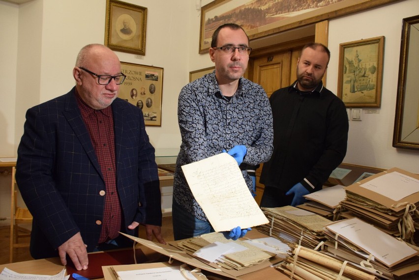 Zamek Kamieniec odkrywa swoje tajemnice. Muzeum Podkarpackie w Krośnie kupiło wyjątkowe archiwum zamkowe od rodziny Starowieyskich [ZDJĘCIA]