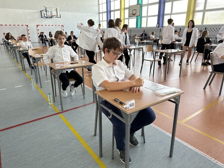 Egzamin ósmoklasisty 2023 w Radomsku. Uczniowie z PSP 7...