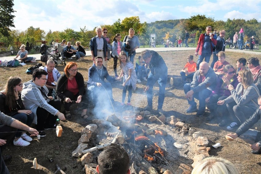 Ognisko, gotowanie i zabawa podczas pikniku w Ogrodzie Botanicznym w Kielcach