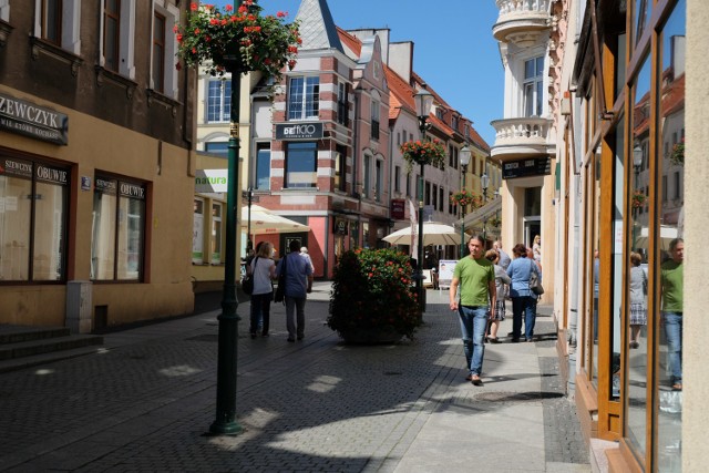 W Żarach strachu przed pandemią nie widać. We wtorek przed południem sprawdziliśmy, jak wyglądają ulice miasta. To dzień targowy, więc w okolicy ulicy Lotników, jak zawsze tłumy. W centrum też sporo osób.