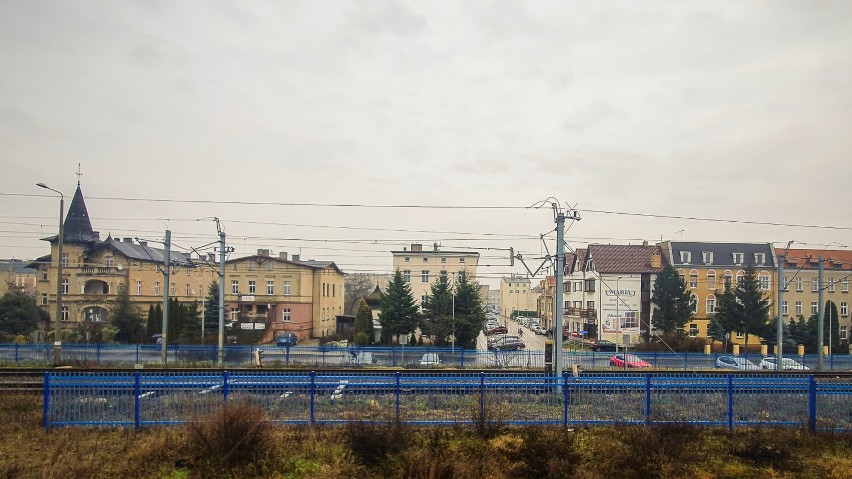 Ta ulica w Lesznie jest nierozerwalnie związana z koleją. Lata mijają, a Tama Kolejowa prawie się nie zmienia