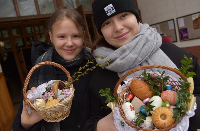 Na błogosławieństwo pokarmów w Wielką Sobotę do kościołów przychodzą tłumy wiernych.