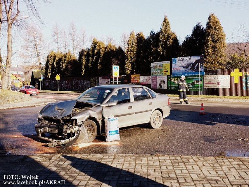 Wypadek w Międzybrodziu Bialskim [ZDJĘCIA]. Zderzenie samochodów na ul. Żywieckiej