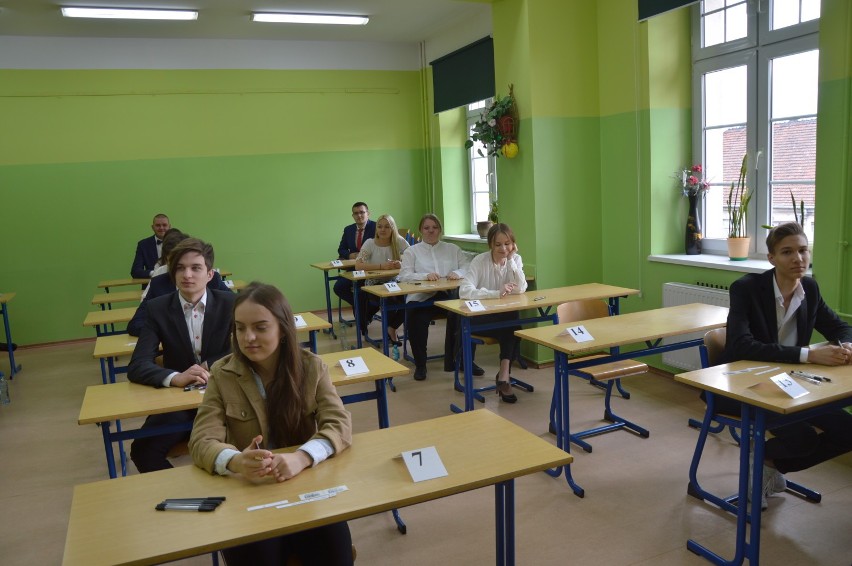 Maturzyści z II Liceum Ogólnokształcącego w Malborku rozpoczęli egzamin dojrzałości. Dziś język polski!