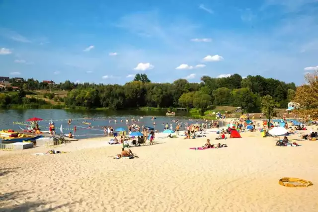 Bilet wstępu 10 zł, ulgowy - 5 zł. W sezonie letnim mogą Państwo skorzystać z piaszczystej plaży oraz kąpieliska wodnego. Nad bezpieczeństwem kąpiących czuwa wykwalifikowana kadra ratowników wodnych. Swoje miejsce znajdą tu również najmłodsi, którzy pod okiem dorosłych korzystać mogą z placu zabaw oraz z odnowionego specjalnie dla nich brodzika wyposażonego w zjeżdżalnie.

Dodatkową atrakcją jest wypożyczalnia sprzętów wodnych. W ofercie znajdują się kajaki oraz rowerki wodne.

WAŻNE - DO KOLEJNYCH KĄPIELISK MOŻESZ PRZEJŚĆ ZA POMOCĄ GESTÓW LUB STRZAŁEK