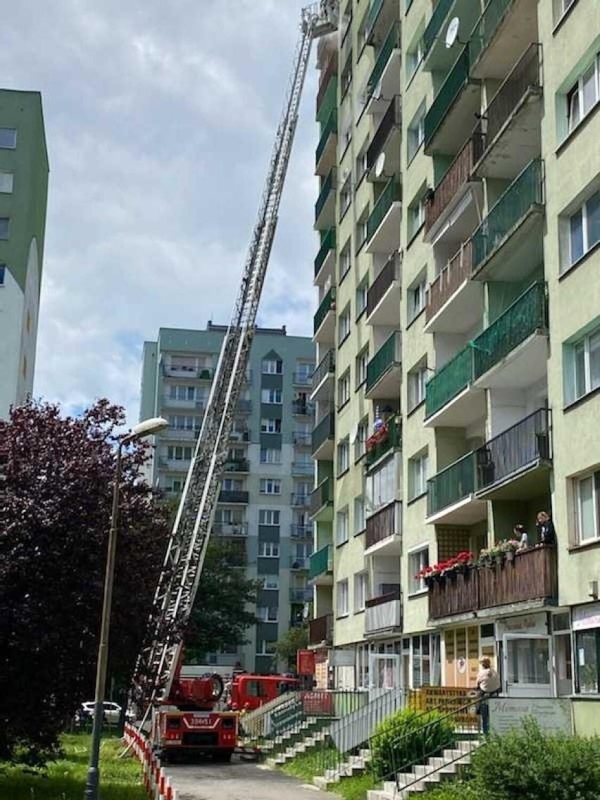 Pożar w wieżowcu na Widzewie. Paliło się w mieszkaniu ZDJĘCIA