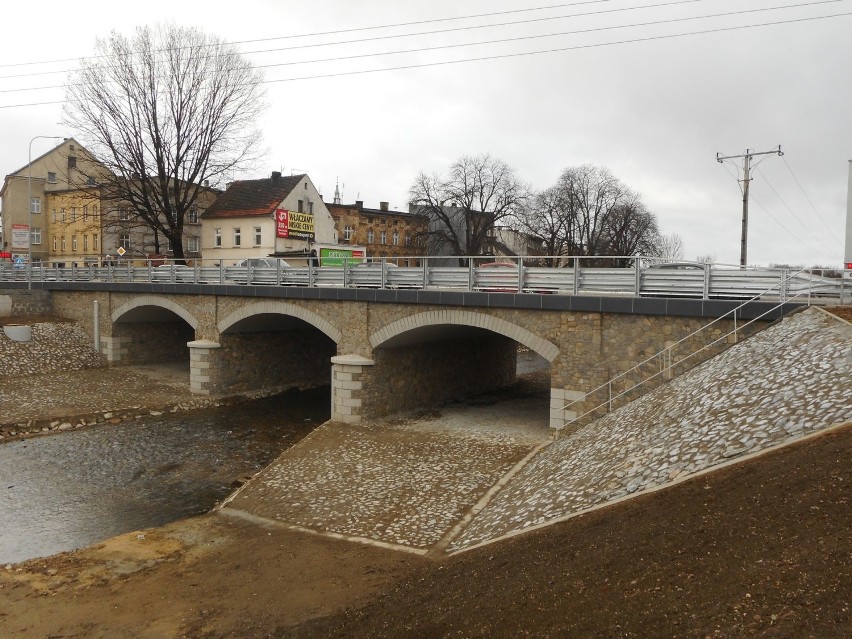 W 2018 roku udało się zakończyć budowę mostu nad rzeką...