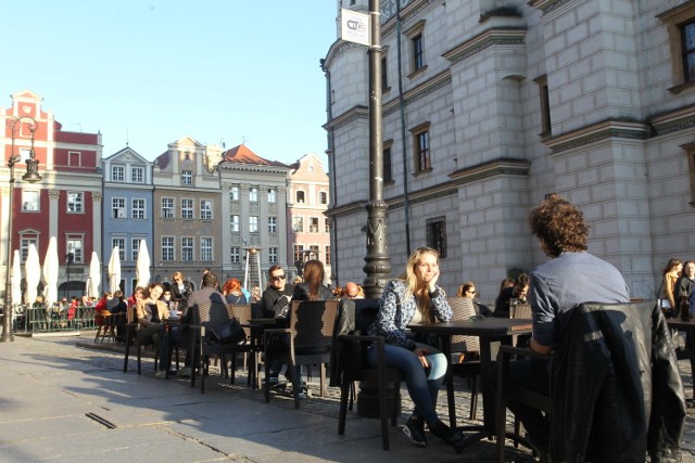 Na Starym Rynku są już ogródki! Poznaniacy nie chcą siedzieć w domu