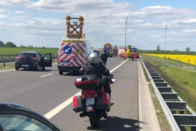 Do śmiertelnego wypadku doszło we wtorek, 14 maja, na S3 na wysokości Sitka koło Myśliborza (woj. zachodnio-pomorskie).

Z informacji przekazany przez Czytelników wynika, że samochód osobowy wjechał w maszynę lub pojazd kosiarzy zajmujących się pielęgnacją poboczy trasy S3.

Na miejsce dotarły służby ratunkowe. Droga w kierunku Szczecina jest zablokowana. Wylądował również śmigłowiec lotniczego pogotowia ratunkowego.

Z informacji świadków wiadomo, że na miejscu długo trwała reanimacja kierowcy osobówki. Niestety mężczyzna zmarł.

WIDEO: Zwiększone siły na lubuskich drogach. Bezpieczeństwo najważniejsze
