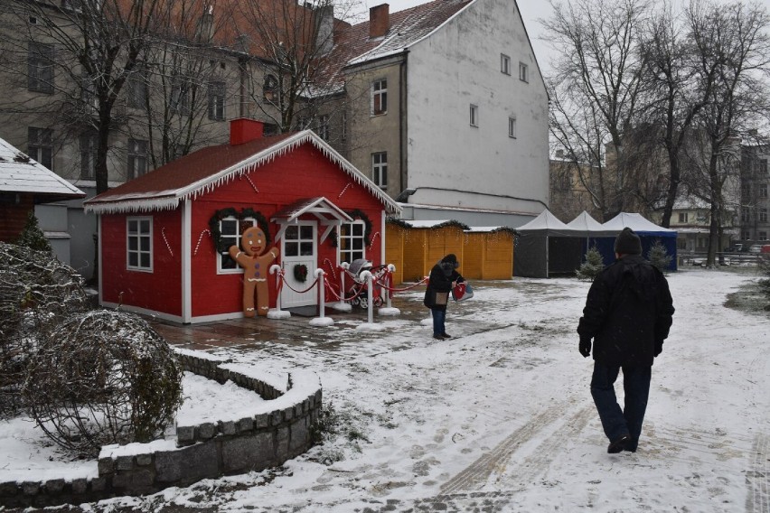 Domek Mikołaja na Złotym Rogu już stoi. W środku na dzieci czeka Mikołaj, elfy i śnieżynka ZDJĘCIA