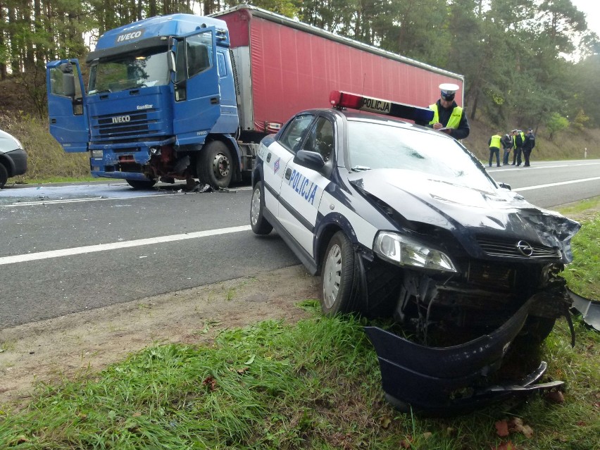 Wypadek w Brzozie. Ciężarówka uderzyła w radiowóz [ZDJĘCIA]