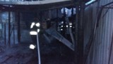 Szybka akcja gaśnicza strażaków powiatu puckiego: w Połchowie przy ul. Łąkowej palił się garaż | ZDJĘCIA, NADMORSKA KRONIKA POLICYJNA
