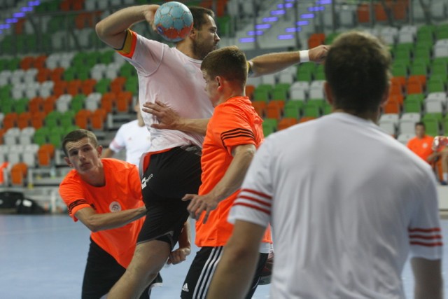 Trening piłkarzy ręcznych w nowej hali