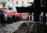 6. rocznica katastrofy smoleńskiej w Piotrkowie: zawyły syreny, prezydent złożył kwiaty