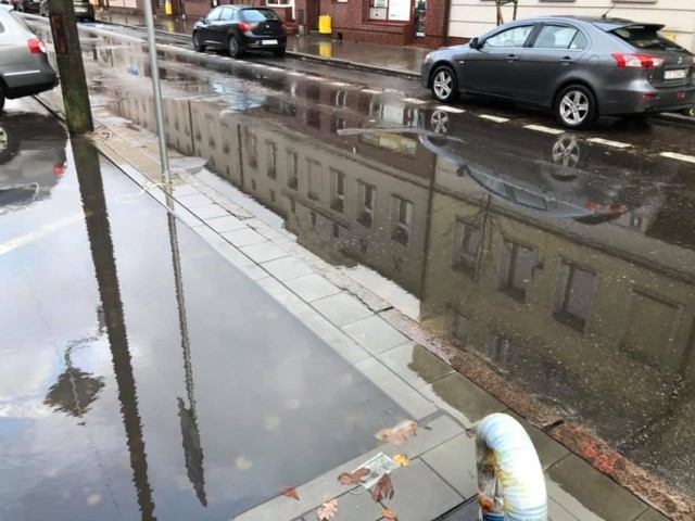 Powód stojącej wody na parkingu przy ulicy Mickiewicza jest prozaiczny –  są to liście zatykające wpusty kanalizacji deszczowej. Jednak sytuacji nie poprawia pas oddzielający parking od jezdni, który jest wąski, w związku z czym woda przelewa się z jednej strony na drugą.