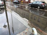 Stojąca woda na parkingu przy ulicy Mickiewicza w Słupsku