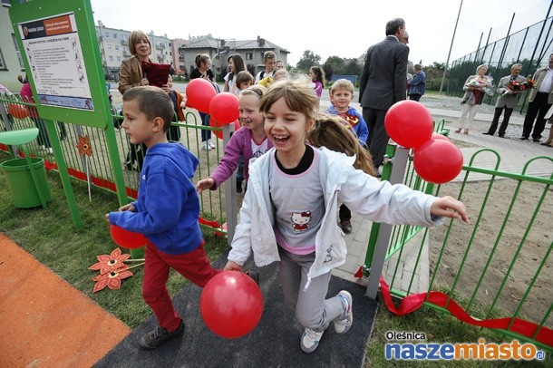 Radosny plac zabaw przy Szkole Podstawowej nr 4 w Oleśnicy został oddany do użytku