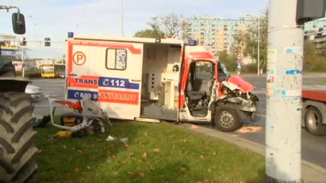 We wtorek, ok. godz. 12.40 w wypadku karetki i ciągnika ...