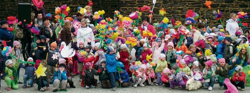 Strzegom: Korowód przedszkolaków przywitał wiosnę! (ZDJĘCIA)