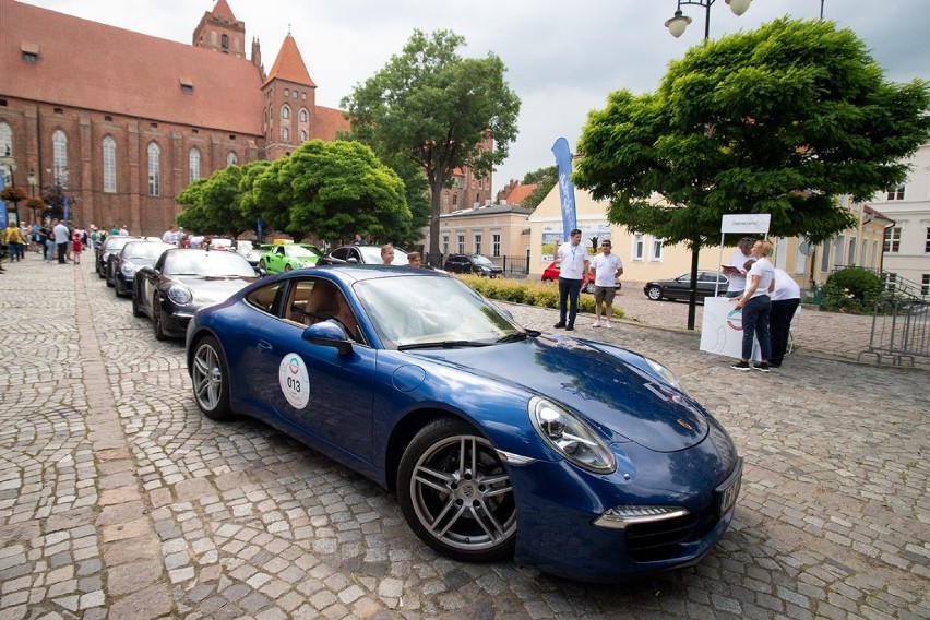 Parada Porsche przejechała przez Kwidzyn! Pojazdy podziwiać można było na placu Jana Pawła II [ZDJĘCIA]