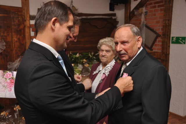 Wręczenie medali za małżeńskie jubileusze dla par z gminy Somonino w Ostrzycach, 12.11.2015