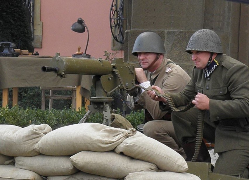 Drużyna Tradycji 70. Pułku Piechoty w akcji podczas VI Dolnośląskiego Festiwalu Tajemnic na zamku Książ   
