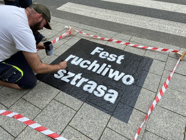 Urząd Miasta Chorzów postanowił zwiększyć bezpieczeństwo przed przejściami dla pieszych tworząc napisy po śląsku. "Dej pozór na banka", "Fest ruchliwo sztrasa" to tylko niektóre z nich. Jak napisy mają pomóc w zachowaniu bezpieczeństwa?