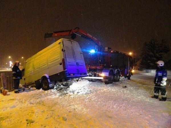 Nowy Sącz ul. Tanowska: dostawczak przerwał barierę na moście [ZDJĘCIA]