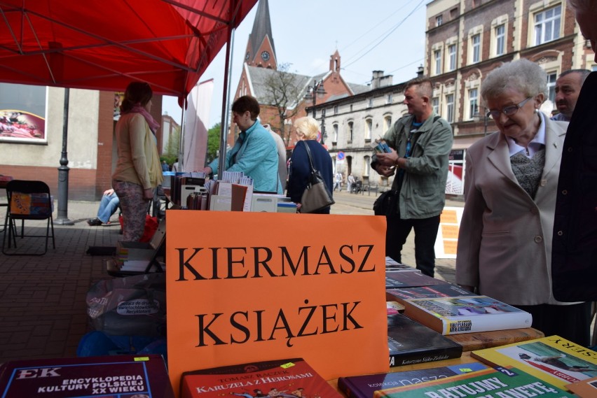 Uliczny kiermasz książek w Świętochłowicach ZDJĘCIA