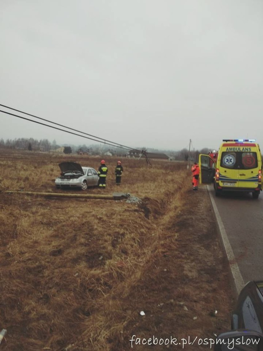 Wypadek w Mysłowie. Samochód wypadł z drogi i uderzył w słup. Jedna osoba została ranna